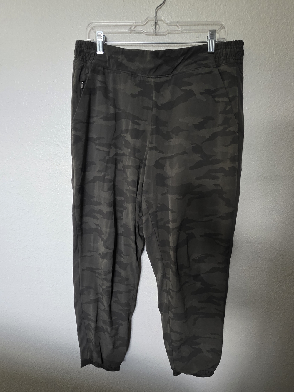 Athleta Brooklyn Textured Lined Jogger Pants Women's Size 14, Green Camo